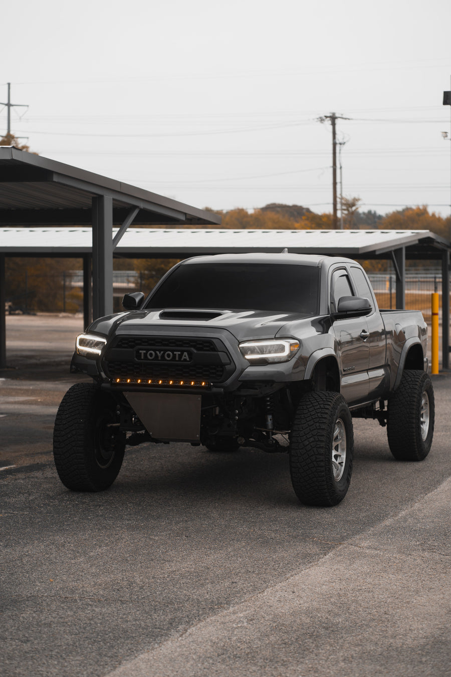 Three quarters view of a truck with a RFT lightbar installed on the grill