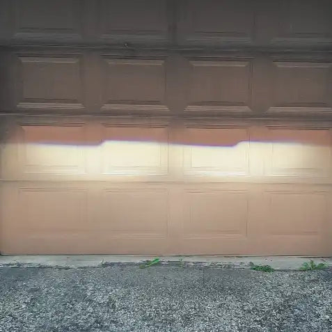 Demonstration of the sharp Oculus cut-off line on a garage door.