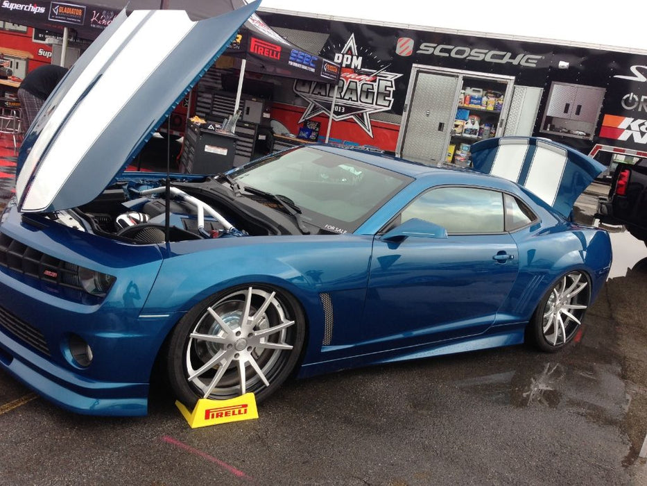 Three quarters view of a Chevrolet Camaro with Concept Side Mirrors installed.